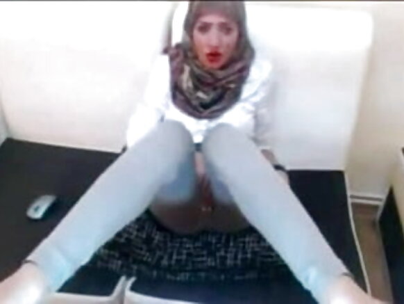 سيڪسي ڪتي کي رڱڻ دوران حجابي پنهنجي بلي سان کيڏندي آهي