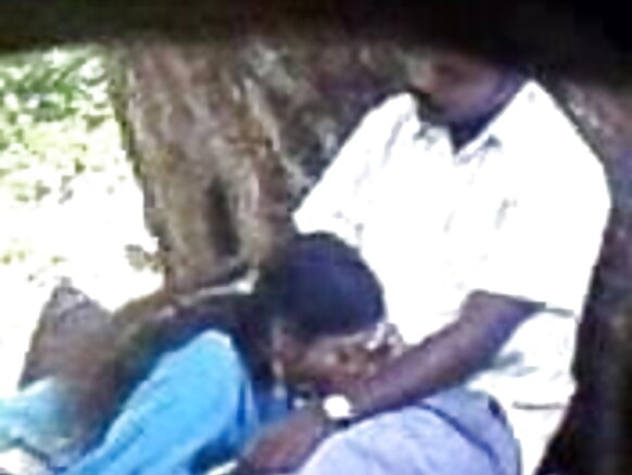 انڊين سيڪسي فلم پارڪ ۾ ڪڪڙ چوسڻ