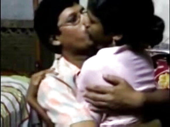انڊين ڇوڪرو چمي ٿو هندي انگريزي sexy movie ۽ ڇوڪرو هن جي قدرتي ٿلهي کي چمي ٿو