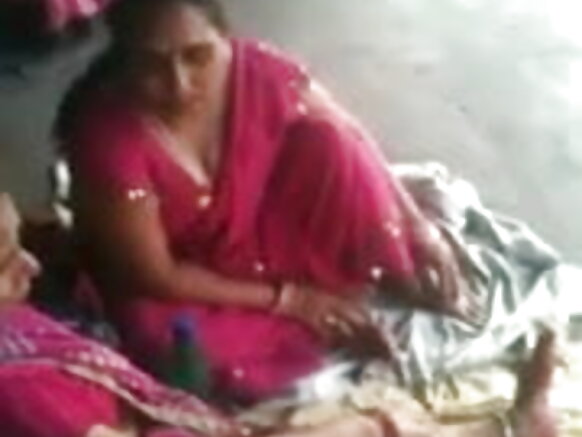 MILF انڊيا بسٽي ٽرين اسٽيشن تي 2 (o) (o) Bhojpuri MILF