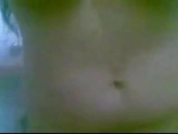 هڪ سيڪسي فلم ڏسڻ لاءِ وڏي سيني سان حقيقي گرانڊ ملف