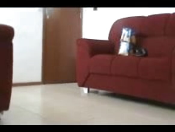 سيڪسي هندستاني فلم ۾ هڪ هندستاني ڇوڪري پنهنجي نوڪر کي گدا ڏيکاريندي ڏسو