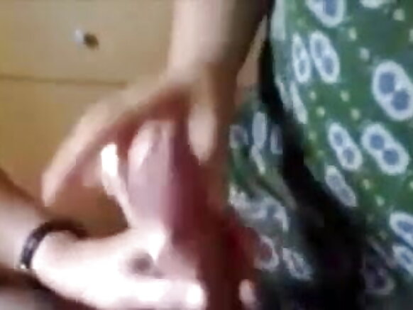 دهليءَ جي گهر واريءَ پنهنجي ڀيڻيءَ کي ٻوٽو ڏنو، سٺو straw ڏنو hindi movie hindi sexy