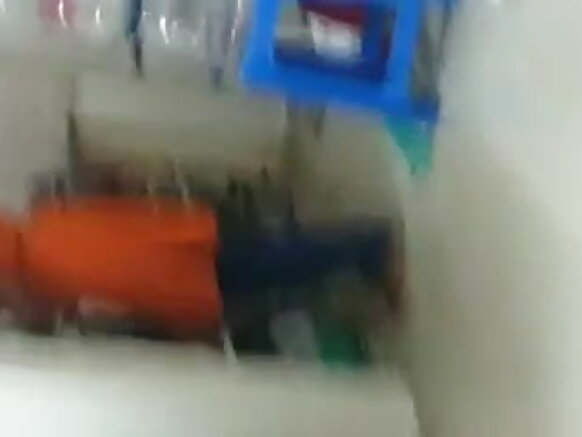باس نوڪرياڻيءَ کي ڀريل ڪڪڙ ڏيکاري ٿو. سني ليون سيڪسي فلم ڏيکاريو.