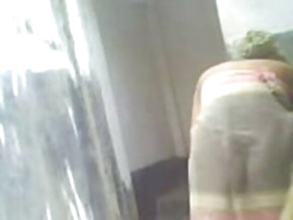 اتر هندستاني ڇوڪري پنهنجي گهر جي ساٿي طرفان غسل ڪندي ننگي پڪڙجي وئي English sexy movie in high definition