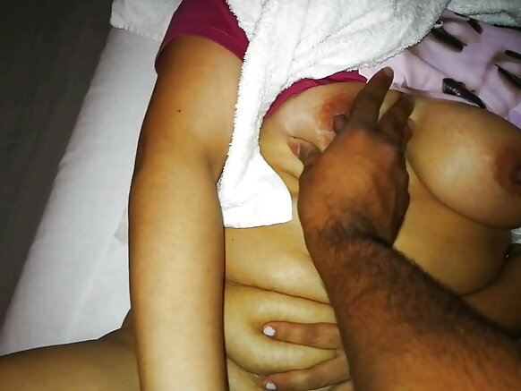 ھندوستاني عورت پنھنجي ھٿ سان اسٽال جو مالش ڪندي