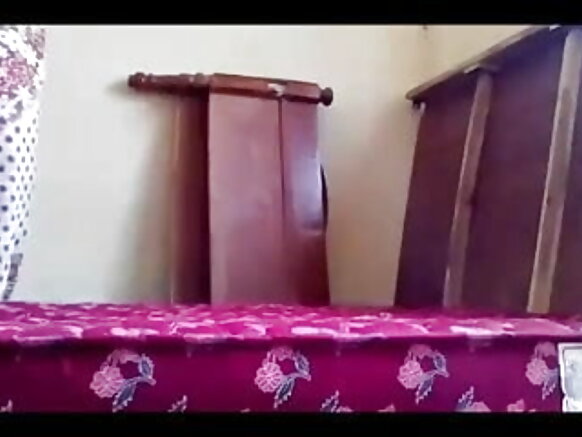 هڪ پراڻي مرد جي عورت هڪ نوجوان sexy نيري سان fucked ملي