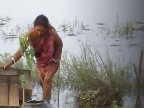آنٽي بلاؤز کانسواءِ بوبس ڏيکاريندي sexy hindi movie boobs ڏيکاريندي 2