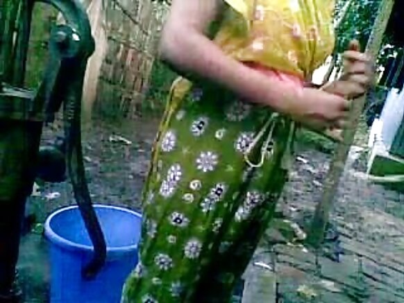 بنگلا ديسي بي شرم ڪزن نوپور ماڻهو غسل ڪندي ديسي بنگلا آئوٽ ڊور هندي سيڪسي فلم