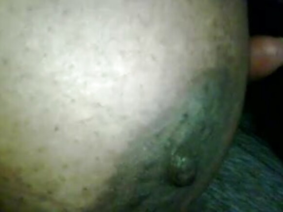 چاچي منهنجي سينن کي سهارو ڏئي رهي آهي وڏي گول سينن تي mallu sexy movie