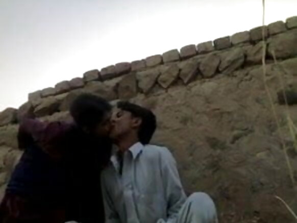 ٽين هندي جنسي نوجوان تصوير ٽيوب فيلڊ ۾ هڪ ڇوڪرو سان