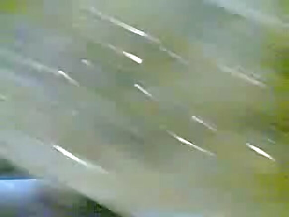 سمارٽ سائوٿ انڊين ڀوجپوري فلم سيڪسي آنٽي منهنجي بواءِ فرينڊ جي سامهون لباس پائي رهي آهي، هن جي بواءِ فرينڊ