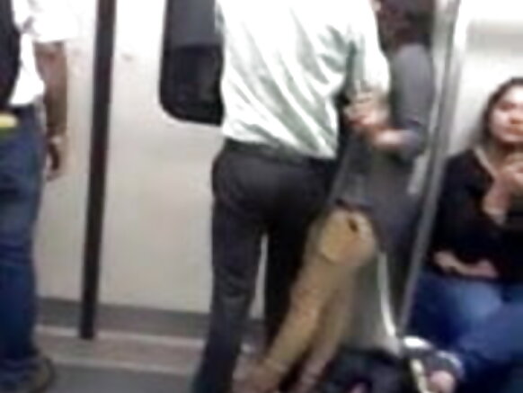 22 مايوس عاشق پنهنجي عاشق جي سينن کي چمي ۽ دٻائن ٿا sexy movie bhojpuri delhi metro